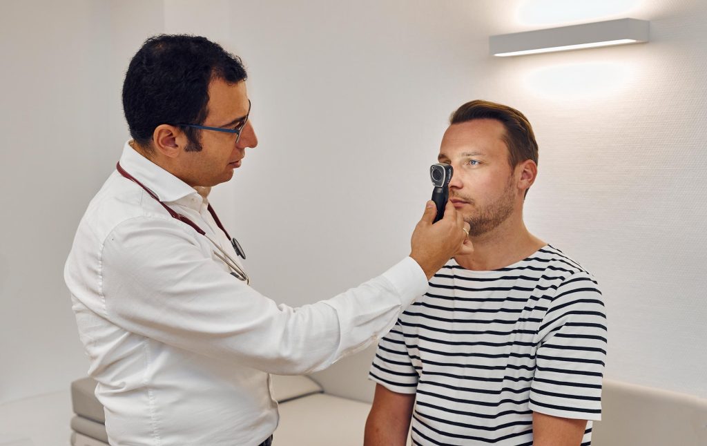 Dr. Sirfy behandelt einen Patienten